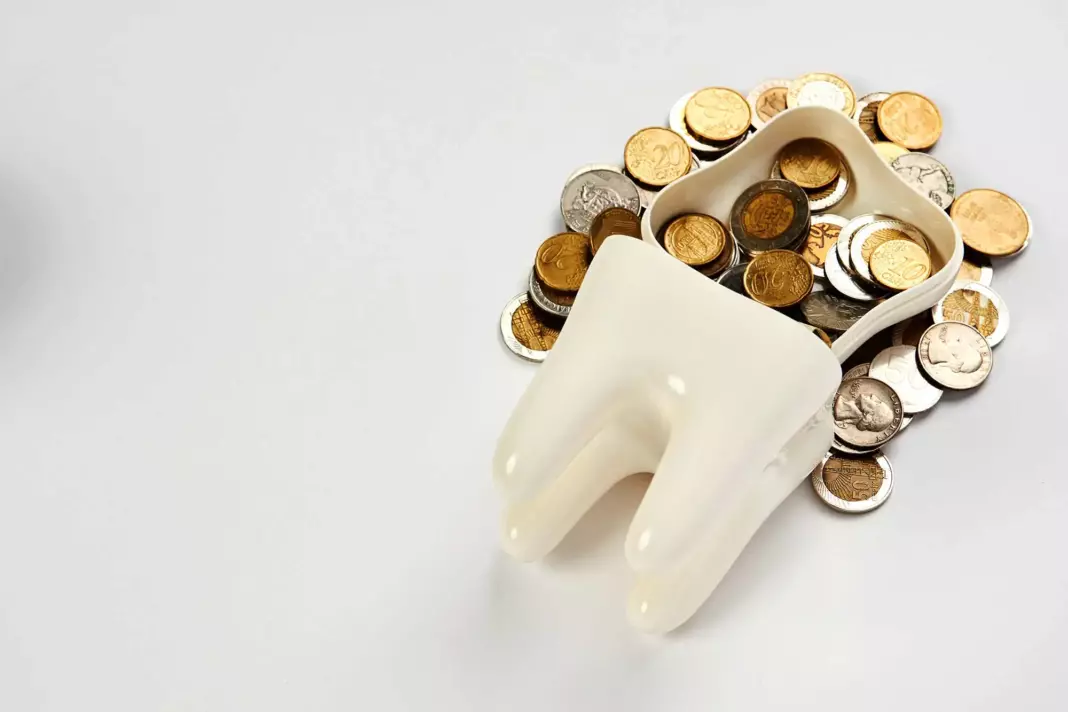 La calculadora no miente: Por qué «salvar» un diente es la inversión más rentable de tu boca (y extraerlo es la ruina)